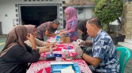 Petugas lapas brebes sedang melayani warga yang akan memeriksa kesehatan gratis. Fot: Ist