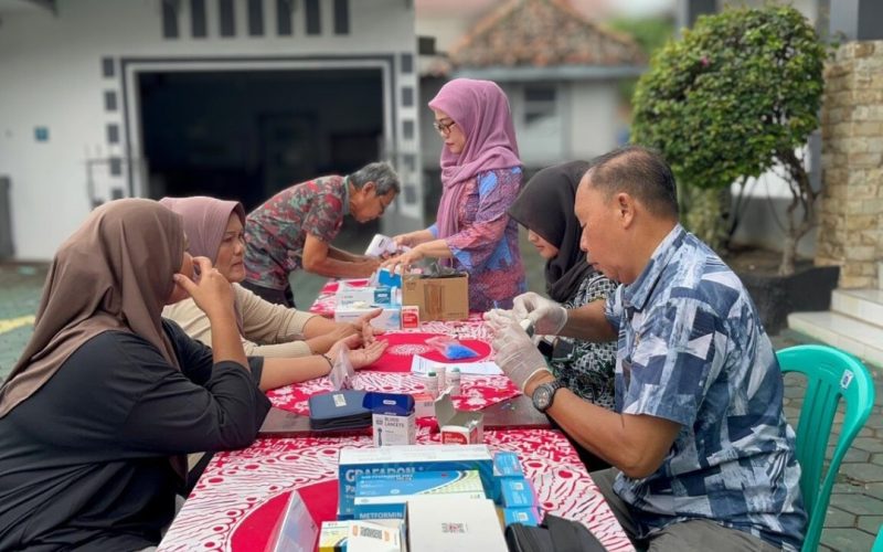 Petugas lapas brebes sedang melayani warga yang akan memeriksa kesehatan gratis. Fot: Ist