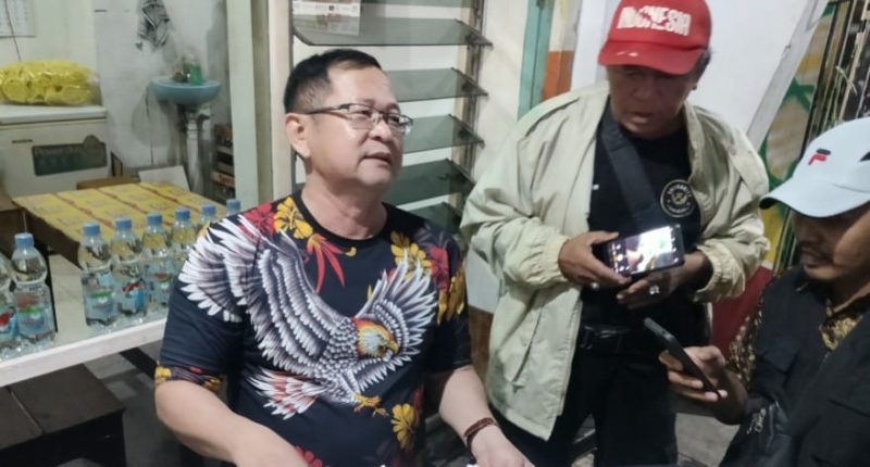Ketum GNPK-RI Basri Budi Utomo saat memberikan keterangan kepada awak media, Minggu (9/11/2025) malam. Fot: Poskota.online