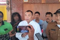 Pamor Wicaksono (Kemeja Putih) memastikan proyek perbaikan jalan di ruas Brebes–Jatibarang tidak akan kembali mengganggu aktivitas warga maupun pengguna jalan hal tersebut di sampaikn Pamor kepada awak media Senin (24/11). Fot: Poskotaonline