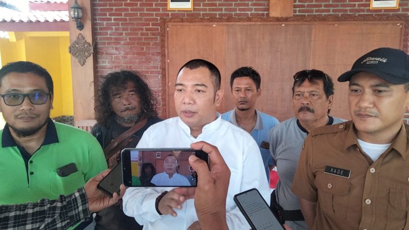 Pamor Wicaksono (Kemeja Putih) memastikan proyek perbaikan jalan di ruas Brebes–Jatibarang tidak akan kembali mengganggu aktivitas warga maupun pengguna jalan hal tersebut di sampaikn Pamor kepada awak media Senin (24/11). Fot: Poskotaonline