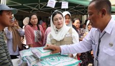 Bupati Paramitha saat membuka acara GMP di Desa Padasugih, Rabu (10/12). Fot: ist