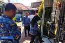Petugas Labkesda Brebes mengecek depot air minum untuk warga binaan Lapas Brebes. Fot: istimewa