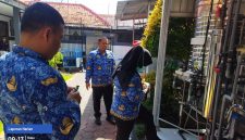 Petugas Labkesda Brebes mengecek depot air minum untuk warga binaan Lapas Brebes. Fot: istimewa