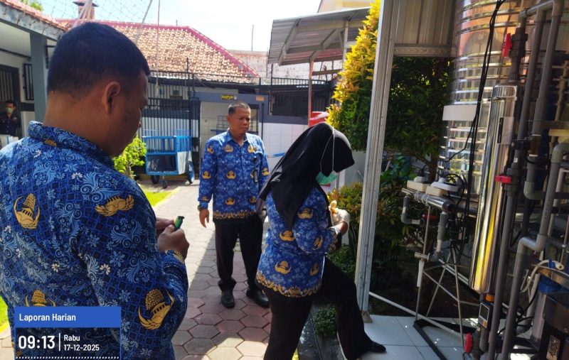 Petugas Labkesda Brebes mengecek depot air minum untuk warga binaan Lapas Brebes. Fot: istimewa