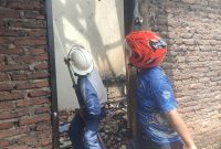 Petugas Damkar Brebes sedang mendinginkan sisa kebakaran di bangunan dapur lama rumah milik Warto warga Desa Limbangan, Kecamatan kersana, Brebes pada Senin (15/12). fot: istimewa