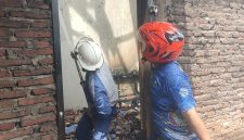 Petugas Damkar Brebes sedang mendinginkan sisa kebakaran di bangunan dapur lama rumah milik Warto warga Desa Limbangan, Kecamatan kersana, Brebes pada Senin (15/12). fot: istimewa