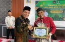 Kalapas Brebes, Gowim Mahali (baju batik hitam) memberikan sertifikat penghargaan kepada pengurus LDNU Brebes diacara penutupan manaqib bertempat di Masjid At Taubah Lapas Brebes, Jumat (5/12/2025). Fot: doc Lapas Brebes/ist