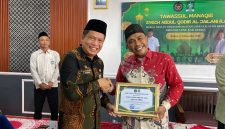 Kalapas Brebes, Gowim Mahali (baju batik hitam) memberikan sertifikat penghargaan kepada pengurus LDNU Brebes diacara penutupan manaqib bertempat di Masjid At Taubah Lapas Brebes, Jumat (5/12/2025). Fot: doc Lapas Brebes/ist
