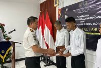 Kalapas Brebes, Gowim Mahali menyerahkan Remisi Khusus kepada  Tiga  Warga Binaan Nasrani pada Kamis (25/12/2025). Foto: doc Humas Lapas Brebes.