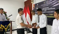 Kalapas Brebes, Gowim Mahali menyerahkan Remisi Khusus kepada  Tiga  Warga Binaan Nasrani pada Kamis (25/12/2025). Foto: doc Humas Lapas Brebes.