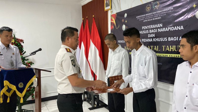 Kalapas Brebes, Gowim Mahali menyerahkan Remisi Khusus kepada  Tiga  Warga Binaan Nasrani pada Kamis (25/12/2025). Foto: doc Humas Lapas Brebes.