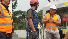 Ilustrasi petugas teknisi jaringan Indosat Ooredoo Hutchison. Foto: istimewa/doc indosat.