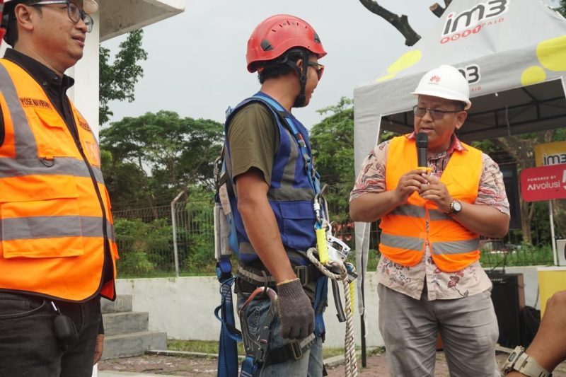 Ilustrasi petugas teknisi jaringan Indosat Ooredoo Hutchison. Foto: istimewa/doc indosat.