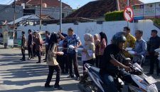 Petugas Lapas Brebes membagikan puluhan bungkus makanan kepada warga yang melintas di depan kantor Lapas pada Jumat (5/12). Fot: doc Lapas Brebes