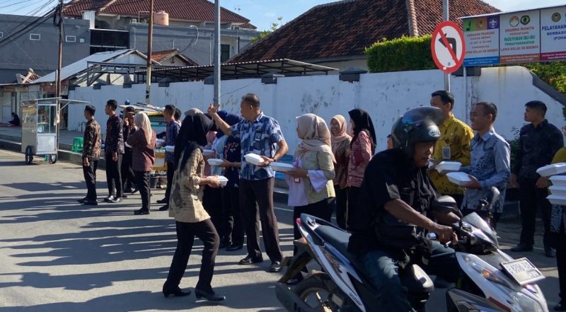 Petugas Lapas Brebes membagikan puluhan bungkus makanan kepada warga yang melintas di depan kantor Lapas pada Jumat (5/12). Fot: doc Lapas Brebes