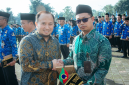 General Manager PT. Geo Dipa Unit Dieng, Herdian Ardi Febrianto  memberikan penghargaan kepada sekolah yang berpartisipasi aktif dalam mengedukasi program pengembangan panas bumi. (foto/doc.GDE)