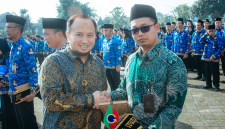General Manager PT. Geo Dipa Unit Dieng, Herdian Ardi Febrianto memberikan penghargaan kepada sekolah yang berpartisipasi aktif dalam mengedukasi program pengembangan panas bumi. (foto/doc.GDE)