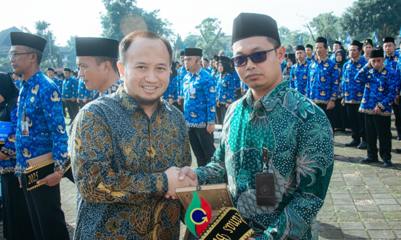 General Manager PT. Geo Dipa Unit Dieng, Herdian Ardi Febrianto  memberikan penghargaan kepada sekolah yang berpartisipasi aktif dalam mengedukasi program pengembangan panas bumi. (foto/doc.GDE)