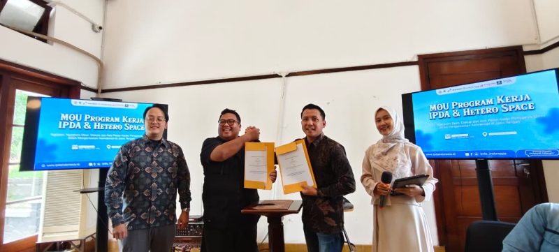 Ikatan Pemuda Penggerak Desa Indonesia (IPDA) mengadakan MoU dengan Hetero Space. MoU di tandatangani oleh Ketua Umum IPDA Arifin Kusuma Wardani dan Perwakilan Hetero Space Irfan Bachtiar di Aula Kantor Karesidenan Lama Banyumas pada Sabtu, (29 /11/2025).(foto/ahr)