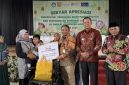 HCF Manager PT Geo Dipa Energi (Persero) Unit Dieng Ahmad Riyan Suryansyah  bersama Wakil Bupati Wonosobo, Amir Husain menyerahkan bantuan kepada siswa disabilitas dan siswa kurang mampu.(foto/doc).