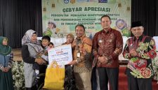 HCF Manager PT Geo Dipa Energi (Persero) Unit Dieng Ahmad Riyan Suryansyah bersama Wakil Bupati Wonosobo, Amir Husain menyerahkan bantuan kepada siswa disabilitas dan siswa kurang mampu.(foto/doc).