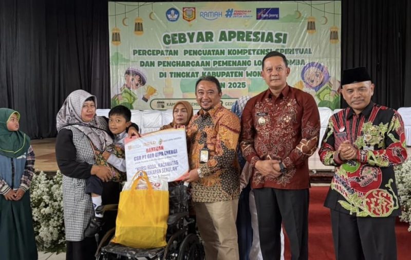 HCF Manager PT Geo Dipa Energi (Persero) Unit Dieng Ahmad Riyan Suryansyah  bersama Wakil Bupati Wonosobo, Amir Husain menyerahkan bantuan kepada siswa disabilitas dan siswa kurang mampu.(foto/doc).