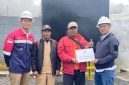 PR Supervisor PT. Geo Dipa Energi (Persero) Unit Dieng, Muhammad Aunurrofiq secara simbolis menyerahkan oven pengering kopi yang memanfaatkan uap geothermal kepada kelompok petani kopi  di desa Sikunang Kecamatan Kejajar Kabupaten Wonosobo.(foto/doc) GDE  