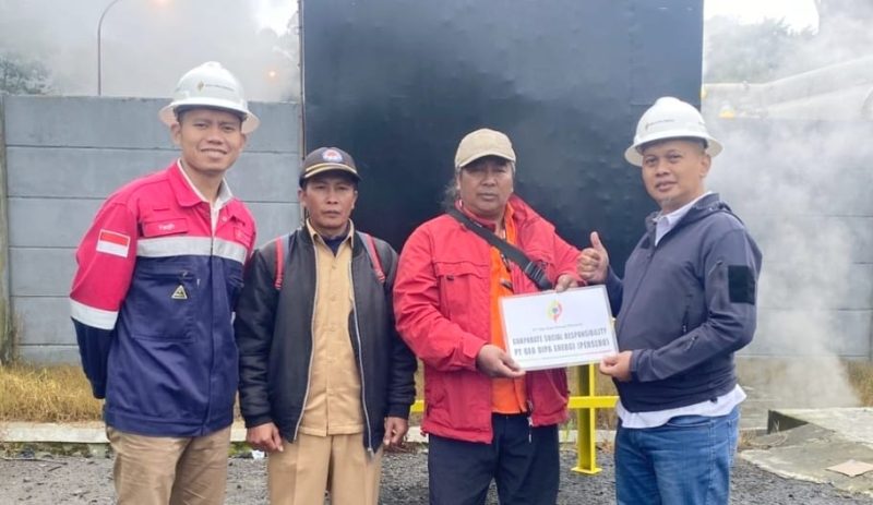 PR Supervisor PT. Geo Dipa Energi (Persero) Unit Dieng, Muhammad Aunurrofiq secara simbolis menyerahkan oven pengering kopi yang memanfaatkan uap geothermal kepada kelompok petani kopi  di desa Sikunang Kecamatan Kejajar Kabupaten Wonosobo.(foto/doc) GDE  